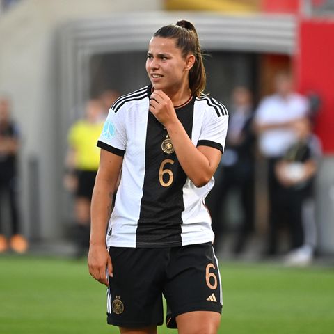 Lena Oberdorf: Die Mittelfeldspielerin steht auf dem Platz im Testspiel gegen Fürth