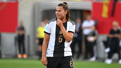 Lena Oberdorf: Die Mittelfeldspielerin steht auf dem Platz im Testspiel gegen Fürth
