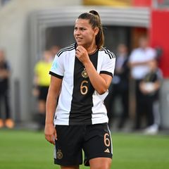 Lena Oberdorf: Die Mittelfeldspielerin steht auf dem Platz im Testspiel gegen Fürth