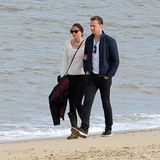 Ihre Zeit vertrieb sie sich kurz darauf mit Schauspieler Tom Hiddleston, der nach wie vor als potenzieller "007"-Nachfolger gehandelt wird. Gemeinsame Fotos auf Instagram bestätigten die Beziehung des Paares, die zunächst für einen PR-Gag gehandelt wurde. Auf einer Strandparty soll Hiddleston sogar ein Shirt mit der Aufschrift "I ♥ T.S." getragen haben. Auch diese Beziehung ging in die Brüche – was blieb war der Song "Getaway Car". 