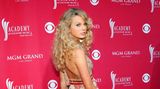 Taylor Swift kam 1989 im pennsylvanischen Wyomissing zur Welt, wo ihre Eltern eine Weihnachtsbaumschule betrieben. Den Namem "Taylor" wählten sie in Anlehnung an den US-amerikanischen Musiker James Taylor – ein mögliches Omen für Swift, tritt sie wenige Jahre später selbst in die Fußstapfen einer der einflussreichsten zeitgenössischen Singer-Songwriter der US-amerikanischen Musikszene. Doch nicht nur ihr Name legte Swift die musikalischen Gene in die Wiege. Swifts Großmutter mütterlicherseits – Marjorie Finlay – war Opernsängerin und im Amerika der 1950er Jahre als TV-Persönlichkeit sehr bekannt. 