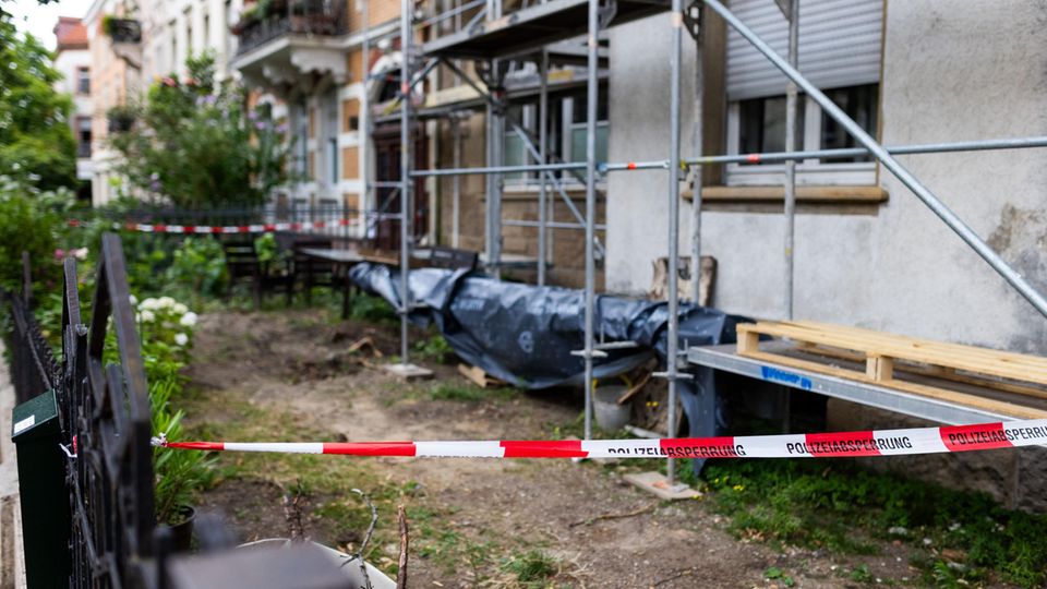 Freiburg im Breisgau: Flatterband der Polizei ist quer durch einen Vorgarten gespannt. Freiburg im Breisgau: Flatterband der Polizei ist quer durch einen Vorgarten gespannt.