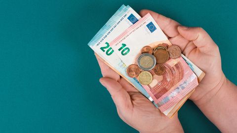 Euroscheine in Händen