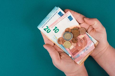 Euroscheine in Händen