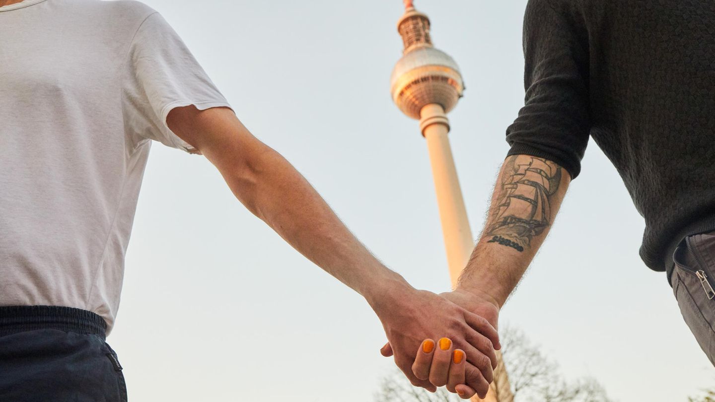 für Zu Erfahrungen schwul in Hand – ihre Hand Männer spazieren Zwei Berlin?