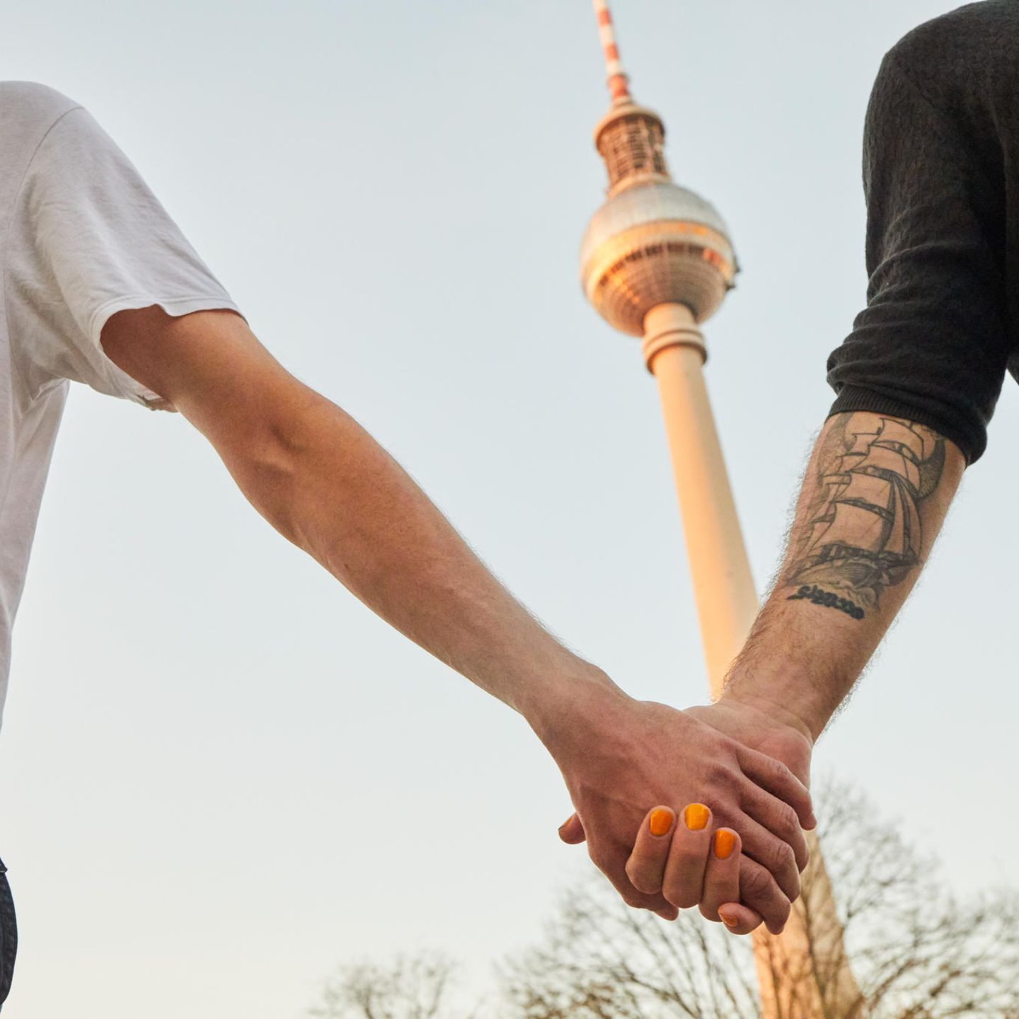 Stephan Seiler und Simon Händchenhaltend auf dem Alexanderplatz