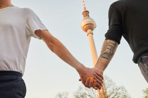 Stephan Seiler und Simon Händchenhaltend auf dem Alexanderplatz