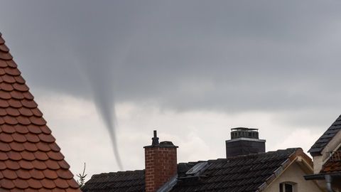 Trichterwolke über Hausdach