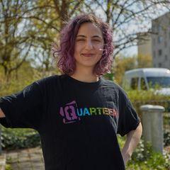 Christina Shneydin trägt schulterlange Haare und lächelt