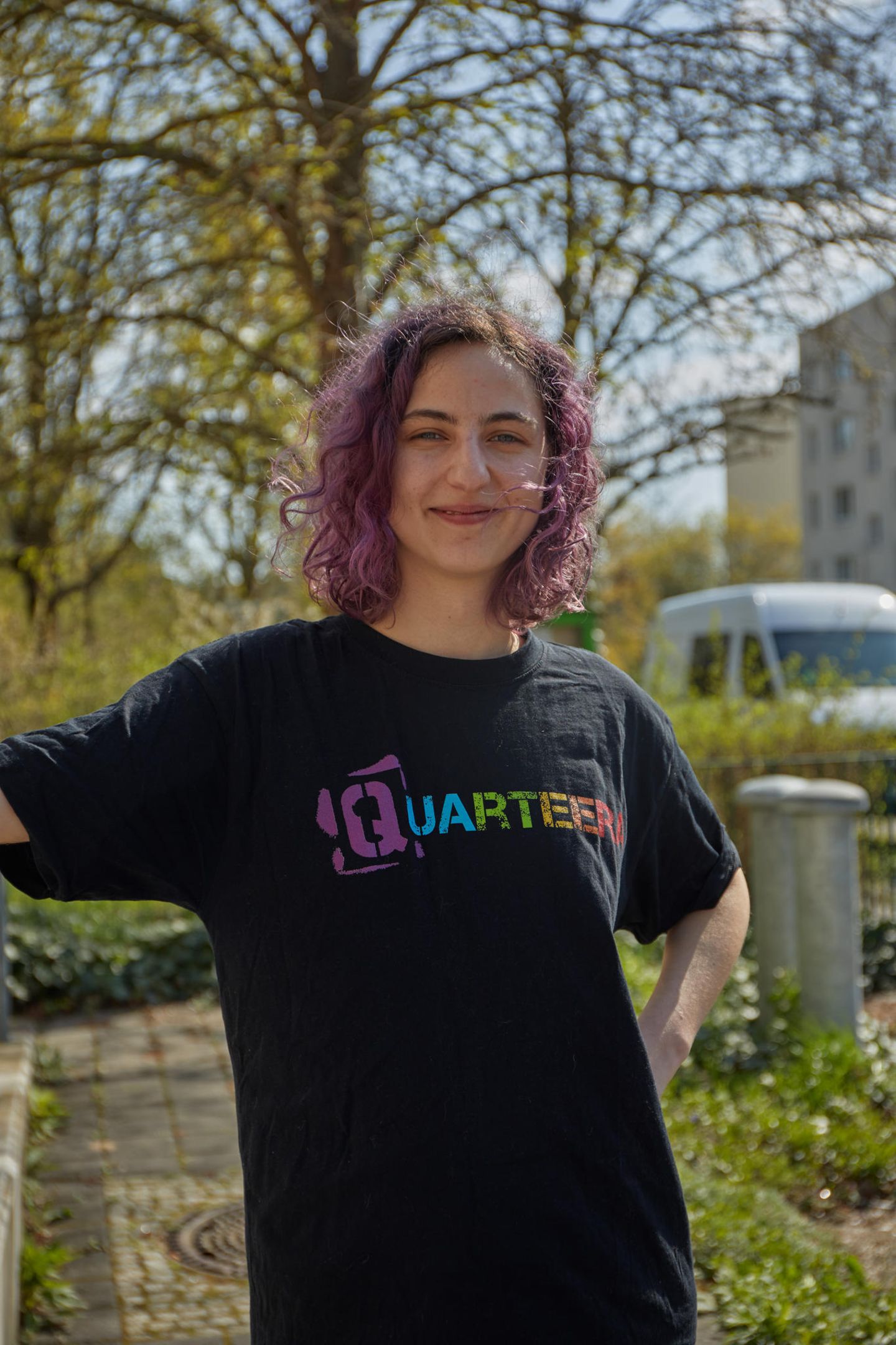 Homophobie Christina Shneydin trägt schulterlange Haare und lächelt
