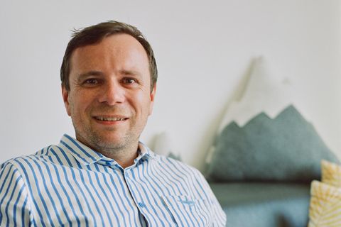 Steffen Zoller sitzt auf einem Sofa