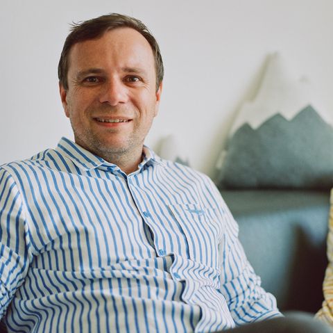 Steffen Zoller sitzt auf einem Sofa