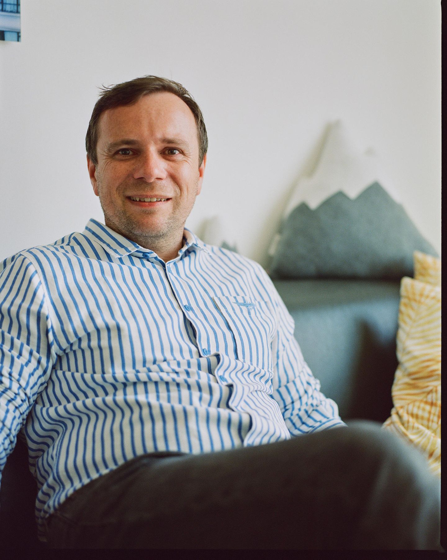 Steffen Zoller sitzt auf einem Sofa