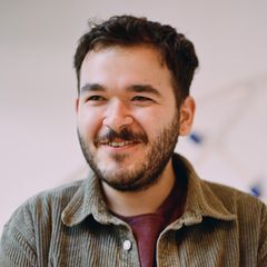 Tugay Sarac, 25, ein Mann mit dunklen Haaren, lächelt. Er erlebte in Berlin Homophobie