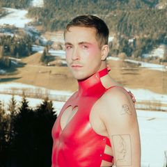 Robin Solf trägt ein enges Lederoberteil und schaut ernst in die Kamera