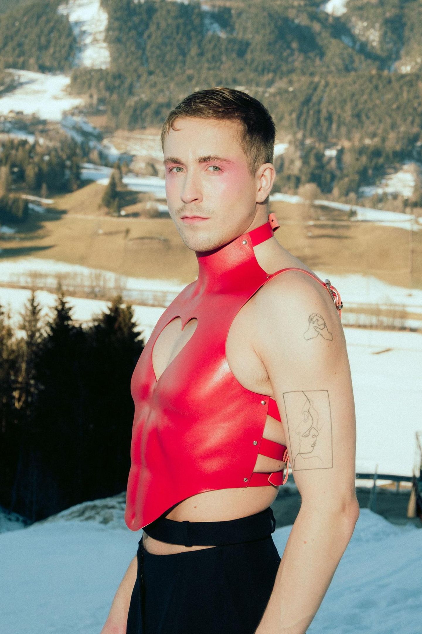 Robin Solf trägt ein enges Lederoberteil und schaut ernst in die Kamera