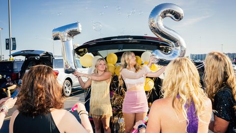 Fans von Taylor Swift, zwei junge Frauen, halten Luftballons mit den Buchstaben T und S in den Händen