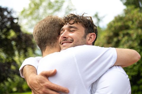 Freundschaft: Zwei Männer umarmen sich
