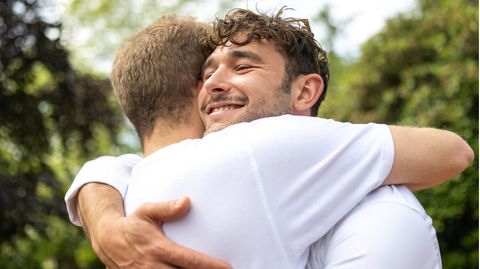 Freundschaft: Zwei Männer umarmen sich