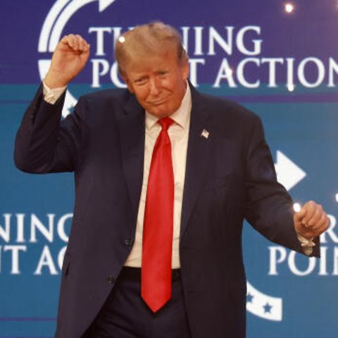 Ex-Präsident Donald Trump versucht sich in rhythmischen Bewegungen bei der "Turning Point Action"-Konferenz Mitte Juli in West Palm Beach Florida 