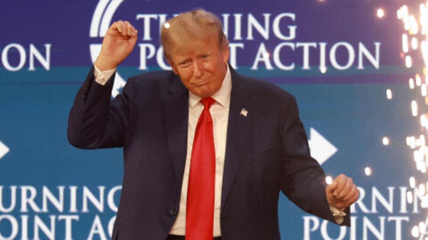 Ex-Präsident Donald Trump versucht sich in rhythmischen Bewegungen bei der "Turning Point Action"-Konferenz Mitte Juli in West Palm Beach Florida 