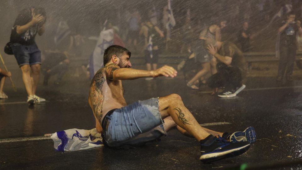 Die Polizei in Israel geht mit Wasser gegen Demonstrierende vor, die gegen die geplante Justizreform der Regierung protestieren