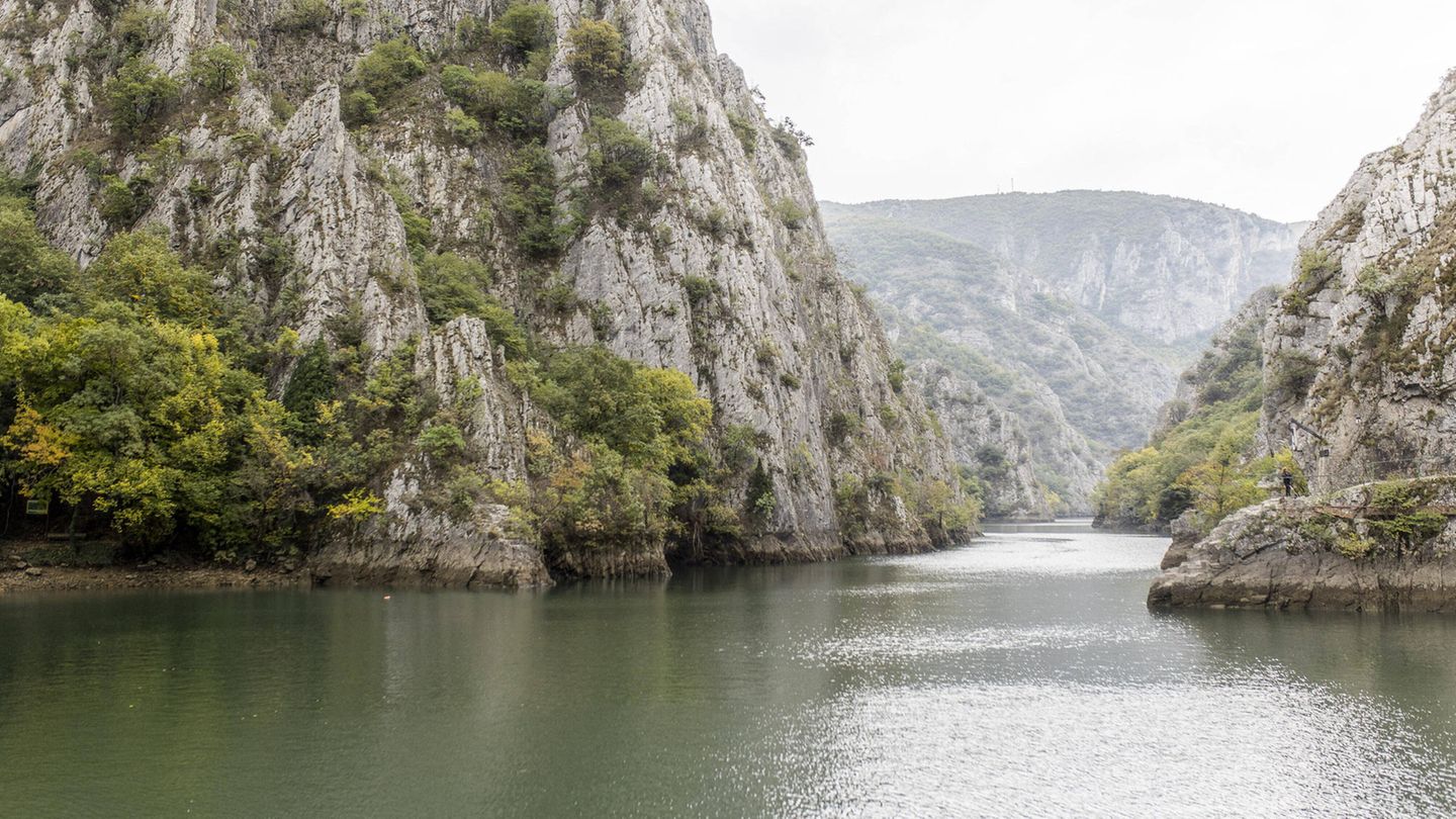 Blick auf den Matka-See in Nordmazedonien