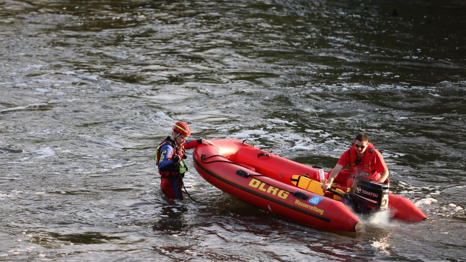 Regnitz Erlangen Deutschland-Ticker Panorama Nachrichten Mitglieder der Wasserrettung der DLRG suchen nach in Erlangen einer vermissten Person in der Regnitz.