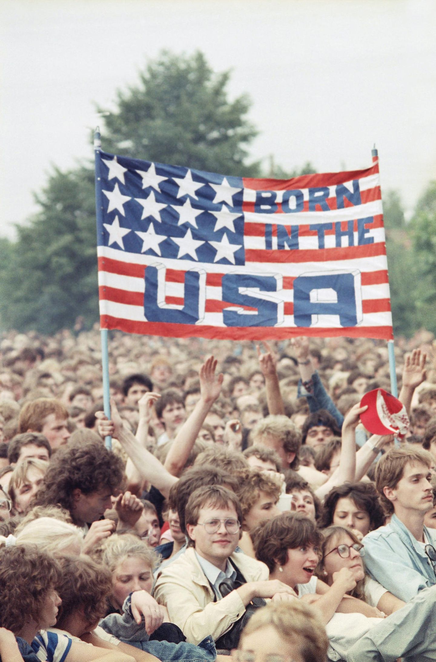 Konzert von Bruce Springsteen am 19. Juli 1988 auf der Radrennbahn Weißensee in Ost-Berlin, der Hauptstadt der DDR