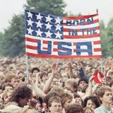 Konzert von Bruce Springsteen am 19. Juli 1988 auf der Radrennbahn Weißensee in Ost-Berlin, der Hauptstadt der DDR