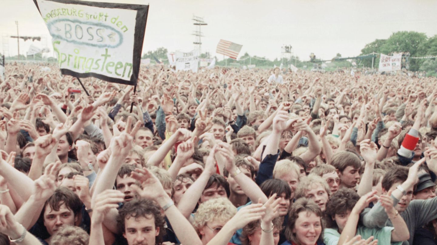 Konzert von Bruce Springsteen am 19. Juli 1988 auf der Radrennbahn Weißensee in Ost-Berlin, der Hauptstadt der DDR
