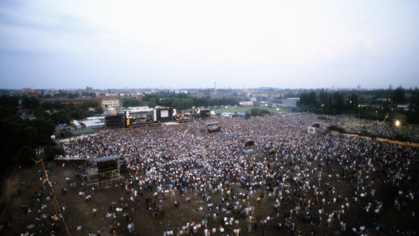 Konzert von Bruce Springsteen am 19. Juli 1988 auf der Radrennbahn Weißensee in Ost-Berlin, der Hauptstadt der DDR Konzert von Bruce Springsteen am 19. Juli 1988 auf der Radrennbahn Weißensee in Ost-Berlin, der Hauptstadt der DDR