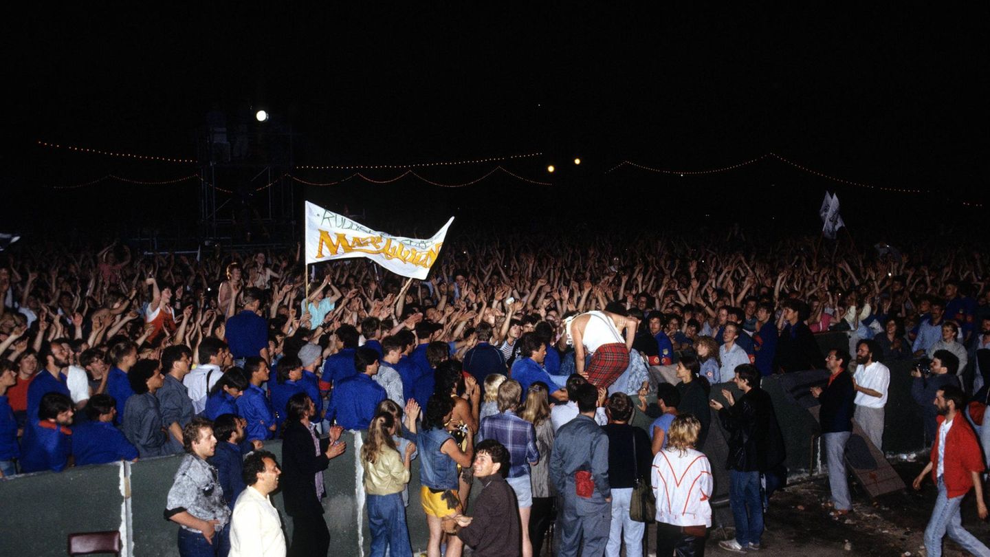 Konzert von Bruce Springsteen am 19. Juli 1988 auf der Radrennbahn Weißensee in Ost-Berlin, der Hauptstadt der DDR