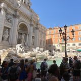 In Rom stehen Touristen am Trevi-Brunnen angesichts von mehr als 40 Grad im Schatten