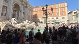 In Rom stehen Touristen am Trevi-Brunnen angesichts von mehr als 40 Grad im Schatten
