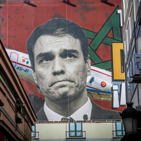 Das Gesicht des spanischen Regierungspräsidenten Pedro Sánchez auf einem Werbebanne
