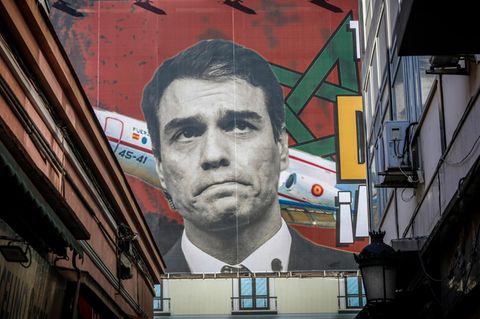 Das Gesicht des spanischen Regierungspräsidenten Pedro Sánchez auf einem Werbebanne