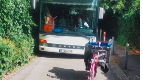 Verkehrsgeschehen: Lastenrad blockiert Schulbus und das Netz kocht über
