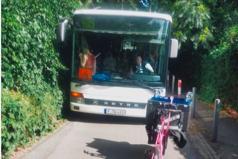 Verkehrsgeschehen: Lastenrad blockiert Schulbus und das Netz kocht über