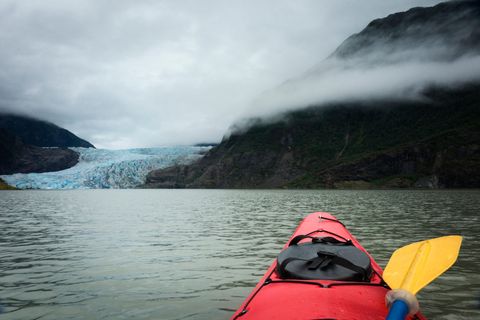 Ein Kajakfahrer auf dem See nahe des Mendenhall-Gletschers in Alaska