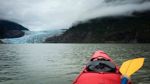 Ein Kajakfahrer auf dem See nahe des Mendenhall-Gletschers in Alaska