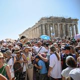 Touristen drängen sich bei prallem Sonnenschein um den Parthenon-Tempel auf der Akropolis