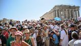 Touristen drängen sich bei prallem Sonnenschein um den Parthenon-Tempel auf der Akropolis