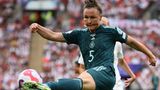 Abwehr: Marina Hegering, Note: 3  Wie die komplette Defensive mit wackeligem Beginn, kommt dann aber zunehmend ins Spiel und wird zum gewohnten Rückhalt. Strahlt Ruhe aus, baut das Spiel auf. 