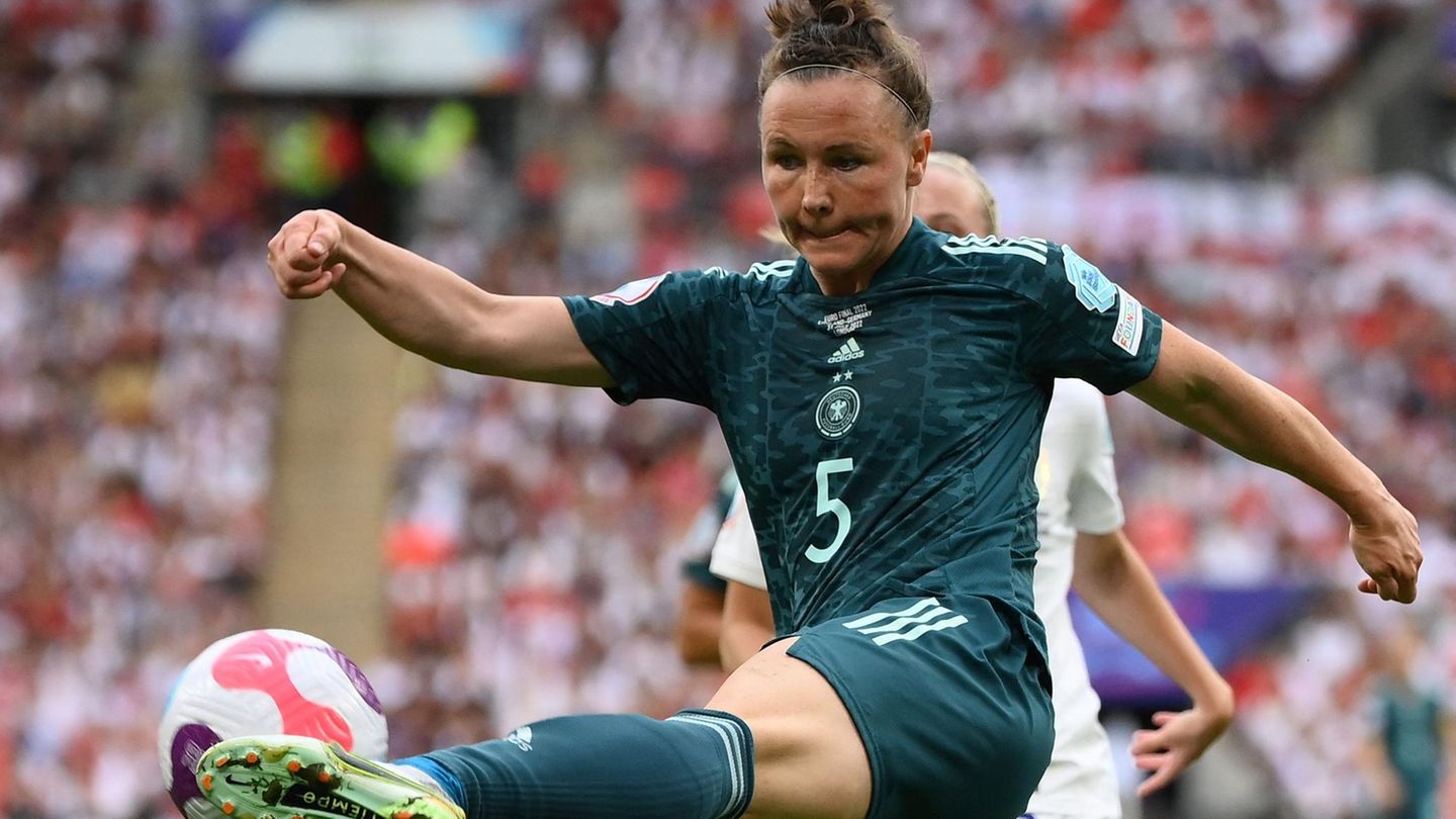 Abwehr: Marina Hegering, Note: 3  Wie die komplette Defensive mit wackeligem Beginn, kommt dann aber zunehmend ins Spiel und wird zum gewohnten Rückhalt. Strahlt Ruhe aus, baut das Spiel auf. 