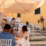 Es sieht so einladend und idyllisch aus: Tische mit weißen Tischdecken in einer Gasse von Korfu-Stadt. Doch die Ventilatoren im Außenbereich des Restaurants lassen erahnen, wie heiß es dort sein muss