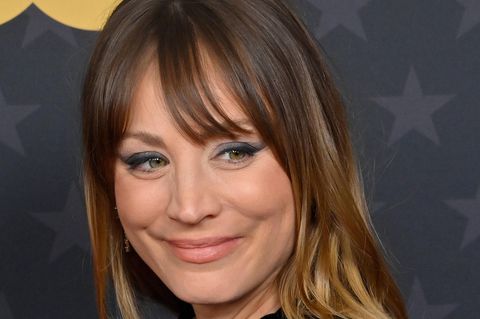 Kaley Cuoco lächelt auf einem Foto