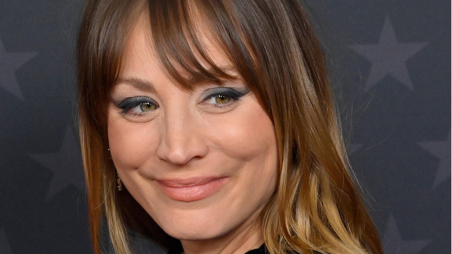 Kaley Cuoco lächelt auf einem Foto