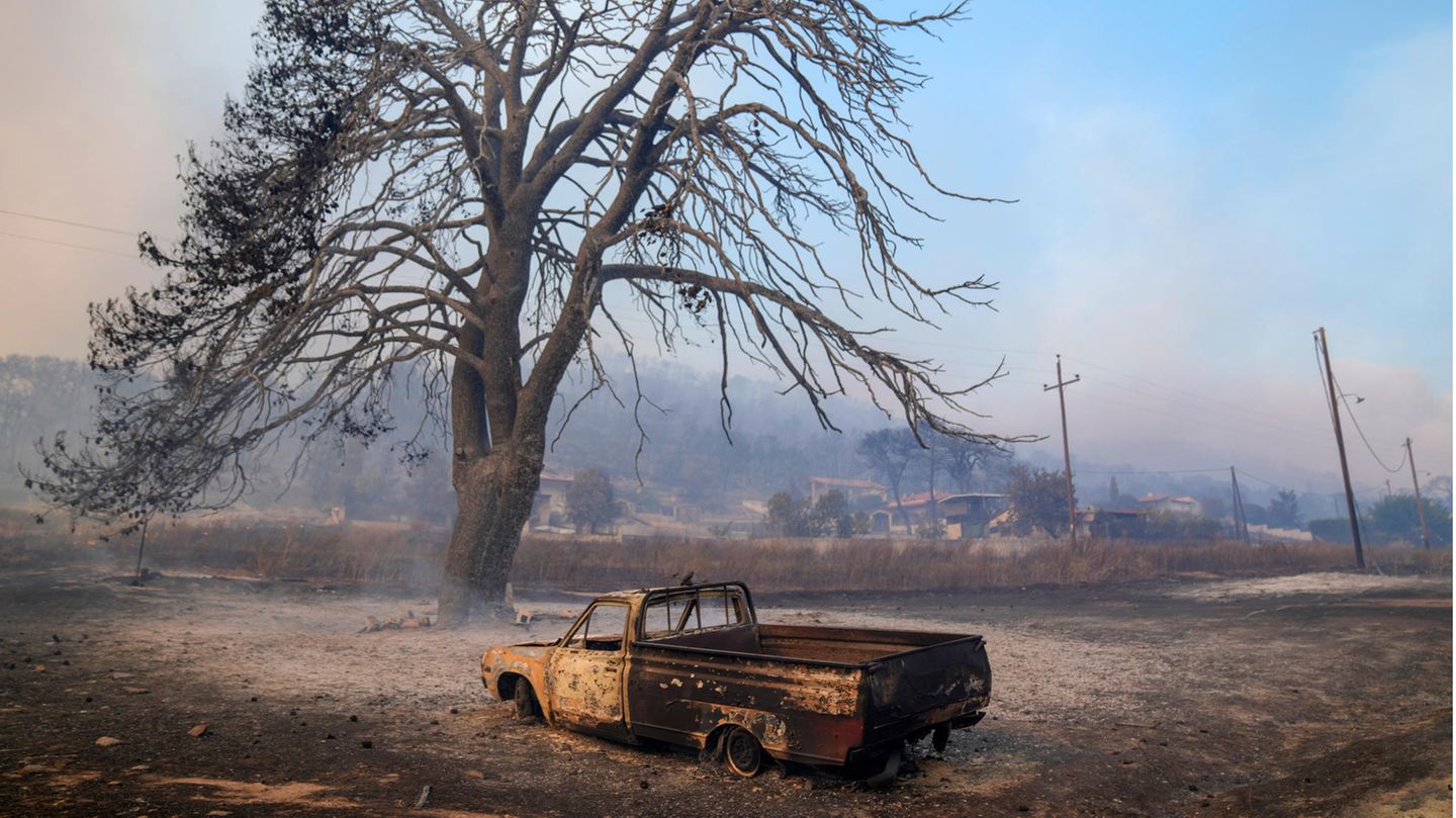 Teils mehr als 40 Grad: Hier ist nichts mehr zu retten: Ein beschädigtes Auto steht vor einem verbrannten Baum in der Nähe von Loutraki. Der griechische Meteorologe Theodoros Giannaros vom Nationalen Observatorium Athen hat am Mittwoch davor gewarnt, dass die Situation mit Hitze, Trockenheit und Bränden in Griechenland noch schlimmer werde. Man stehe ab Donnerstag vor einer neuerlichen Hitzewelle, die ihren Höhepunkt am Wochenende erreiche und örtlich für bis zu 44 Grad sorgen werde. Hier ist nichts mehr zu retten: Ein beschädigtes Auto steht vor einem verbrannten Baum in der Nähe von Loutraki. Der griechische Meteorologe Theodoros Giannaros vom Nationalen Observatorium Athen hat am Mittwoch davor gewarnt, dass die Situation mit Hitze, Trockenheit und Bränden in Griechenland noch schlimmer werde. Man stehe ab Donnerstag vor einer neuerlichen Hitzewelle, die ihren Höhepunkt am Wochenende erreiche und örtlich für bis zu 44 Grad sorgen werde.