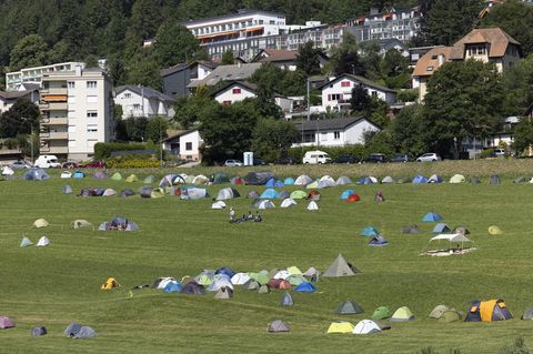 Zelte der Teilnehmer stehen während des internationalen antiautoritären Treffens "Anarchy 2023" auf dem Campinggelände